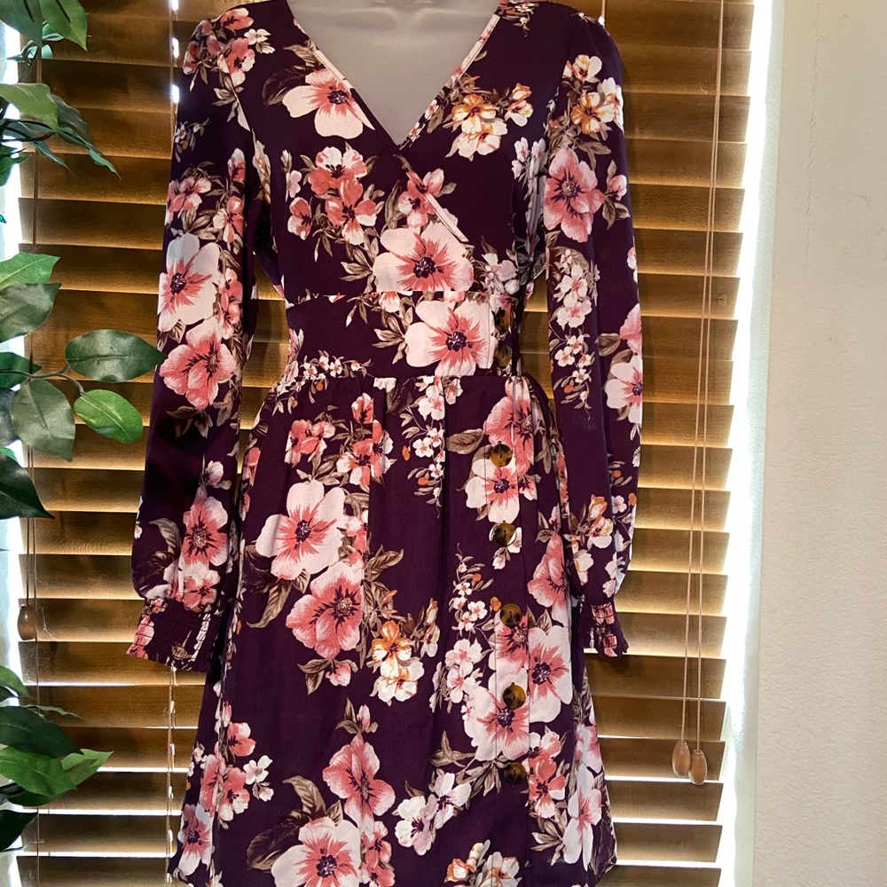 New- Floral Dress w/side pockets. Small